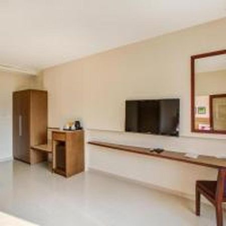 Hotel Jk Residency Kelakam Esterno foto