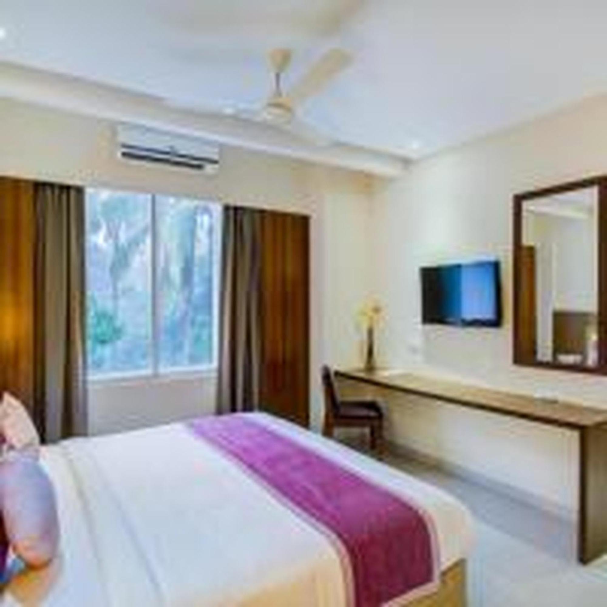 Hotel Jk Residency Kelakam Esterno foto