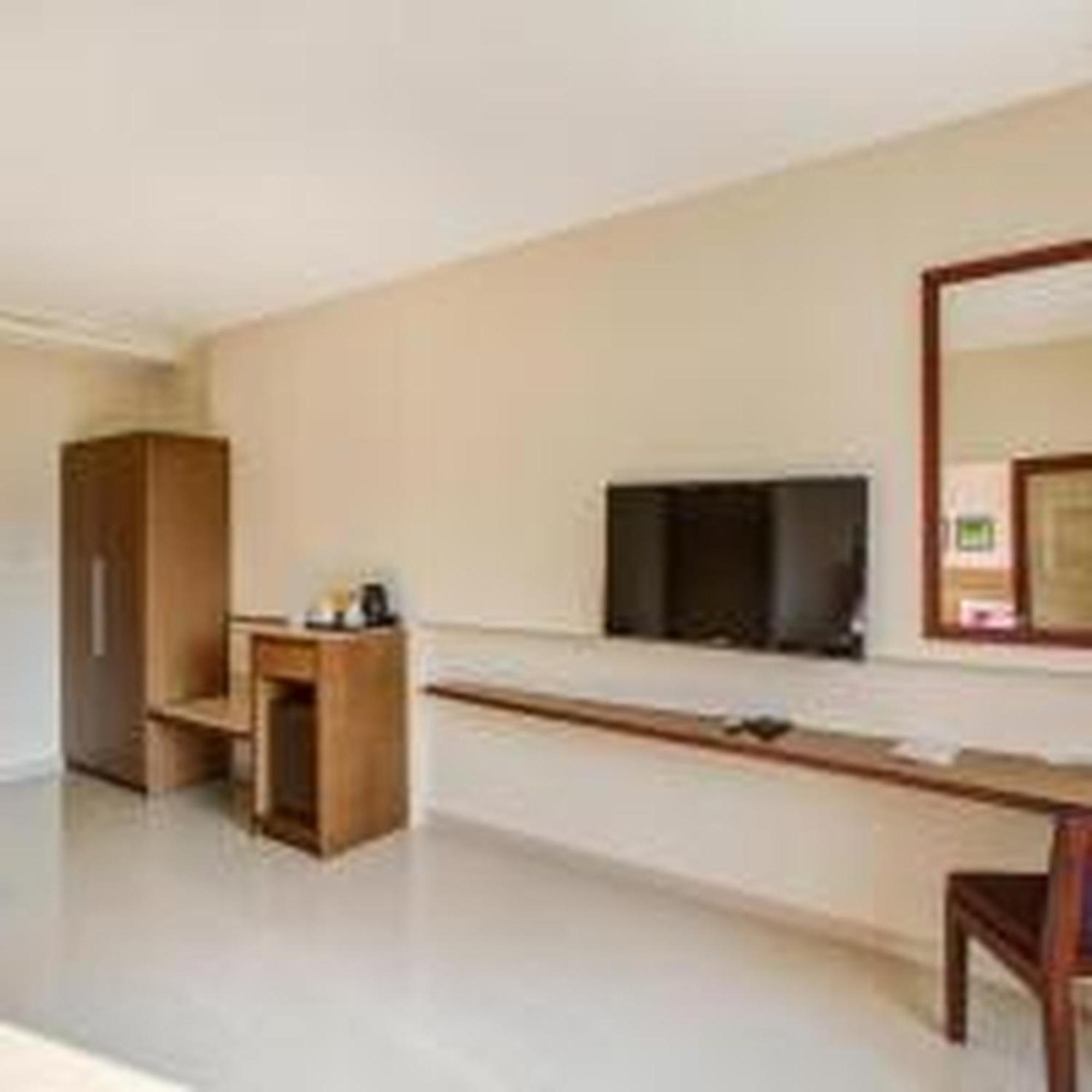 Hotel Jk Residency Kelakam Esterno foto