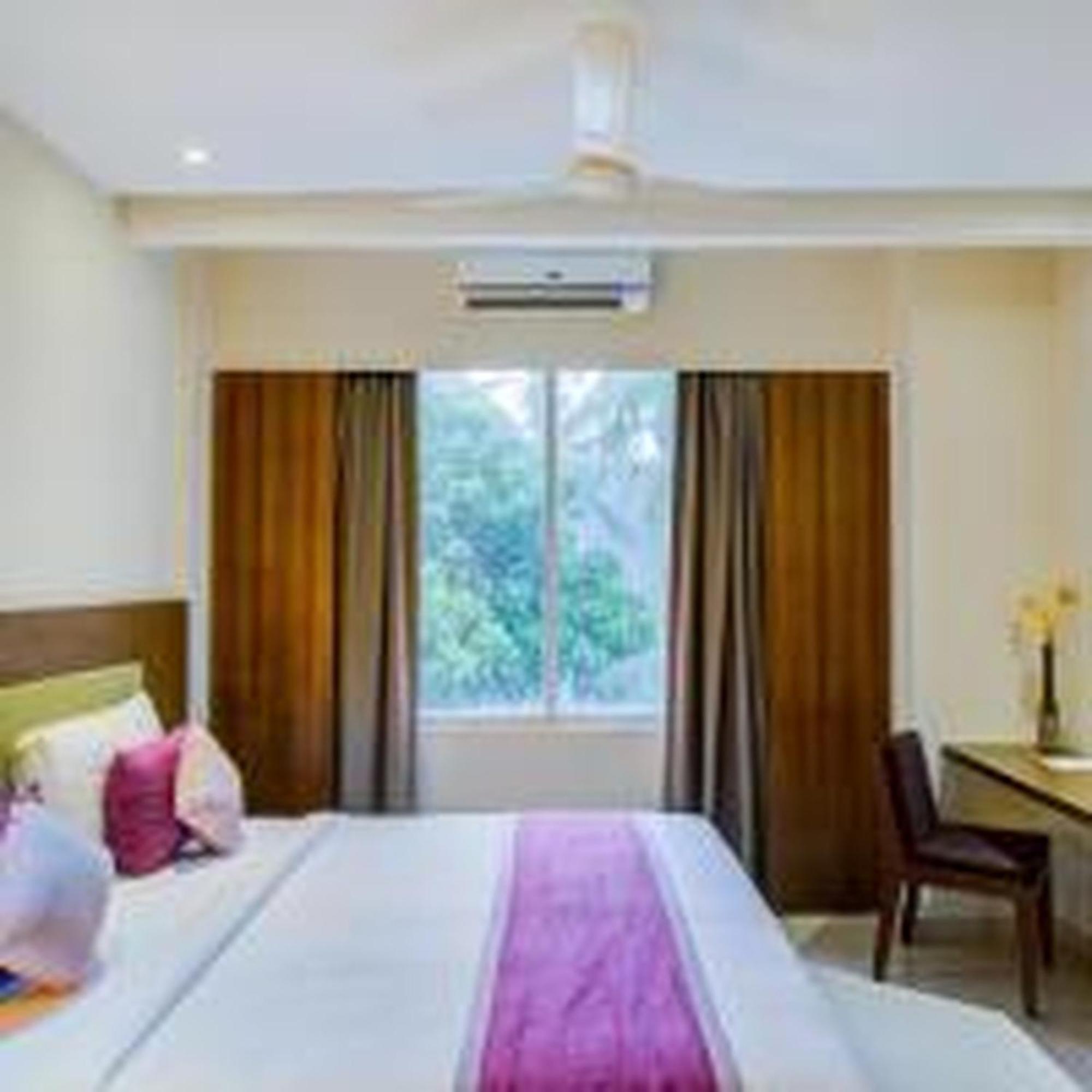 Hotel Jk Residency Kelakam Esterno foto
